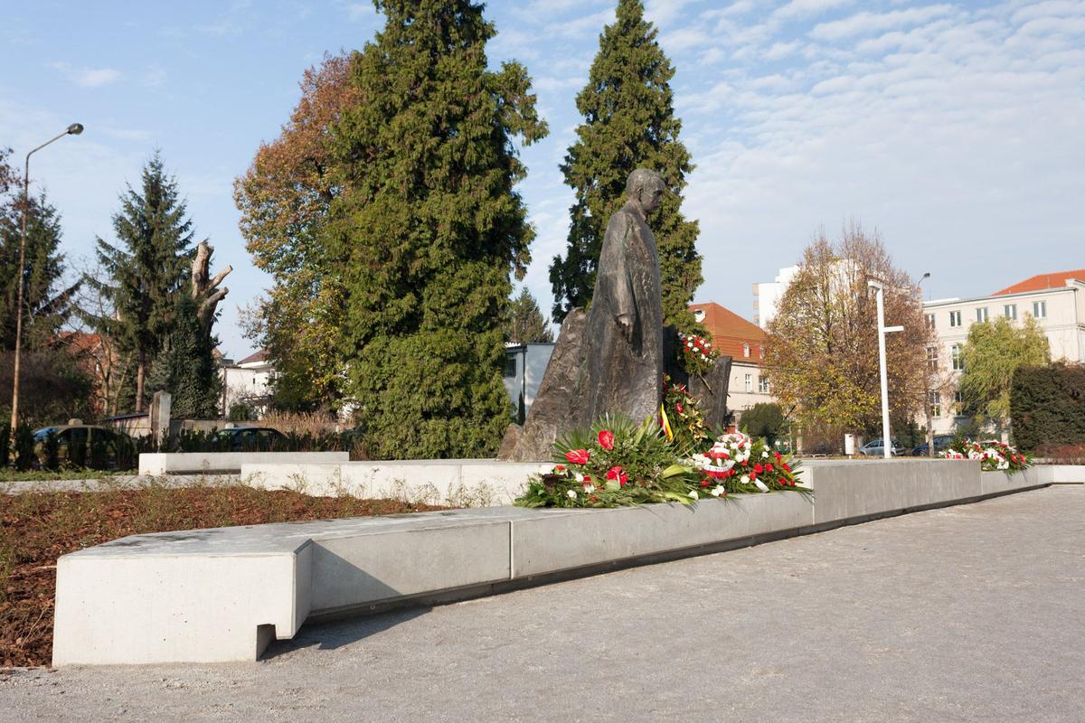 Betonowe siedziska na skwerze Wojciecha Korfantego we Wrocławiu