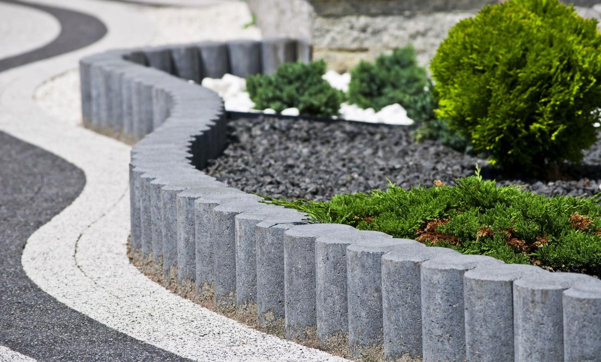 Betonowa Palisada Luna oddziela rośliny od chodnika