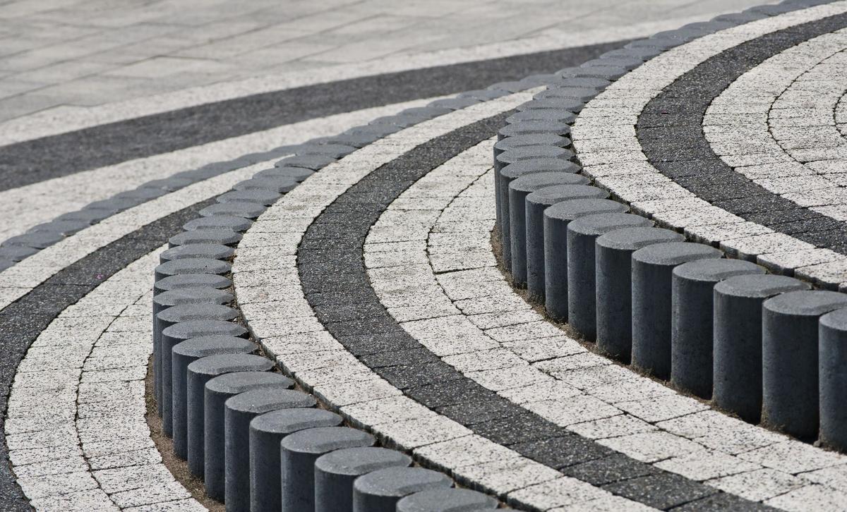 Betonowa Palisada Luna jako obrzeże schodów z kostki brukowej